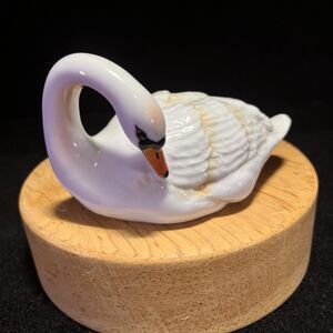 Franz Porcelain Swan Figurine – Hand-Painted White Glazed Ceramic Collectible